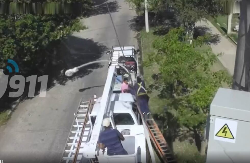 Impactante video: un operario arreglaba un poste de luz y cayó encima de otro hombre en Córdoba