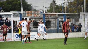 Ben Hur festeja el primer gol de Giaccone, de los dos que hizo para el 3 a 2 contra Douglas Haig.