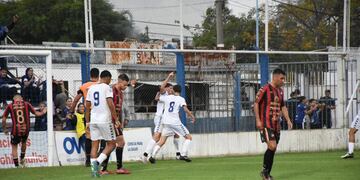 Ben Hur festeja el primer gol de Giaccone, de los dos que hizo para el 3 a 2 contra Douglas Haig.