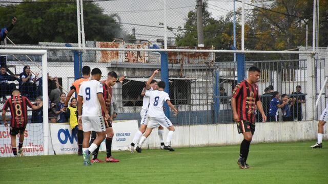 Ben Hur festeja el primer gol de Giaccone, de los dos que hizo para el 3 a 2 contra Douglas Haig.