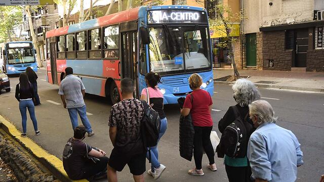 En Mendoza no se hacen filas para esperar el colectivo y eso llamó la atención en Twitter.