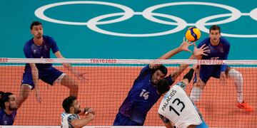 Duro compromiso disputa la Argentina frente a Francia en las semifinales de Tokio 2020. (AP)