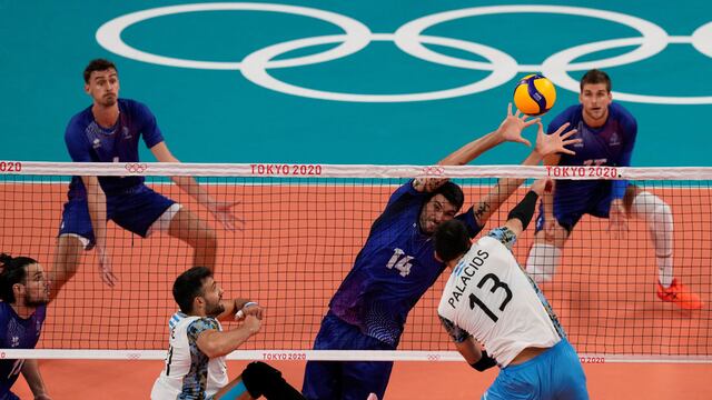 Duro compromiso disputa la Argentina frente a Francia en las semifinales de Tokio 2020. (AP)