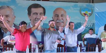Carlos Sadir (der.), candidato a gobernador de Cambia Jujuy, acompañó la presentación de los candidatos Hernán Mullicundo (izq.) e Iván Poncio (c) en Fraile Pintado.