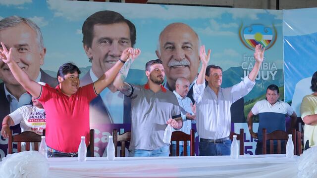 Carlos Sadir (der.), candidato a gobernador de Cambia Jujuy, acompañó la presentación de los candidatos Hernán Mullicundo (izq.) e Iván Poncio (c) en Fraile Pintado.