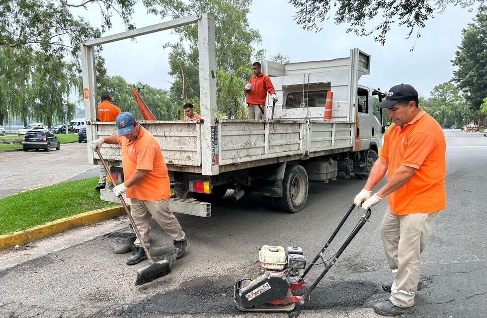 Servicios públicos: El municipio intensifica el bacheo en Av. Illia y colectoras de Av. San Martín
