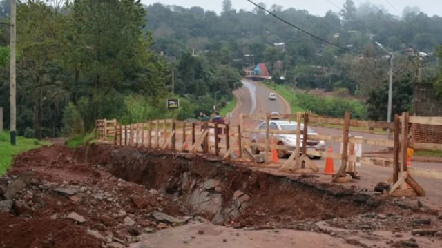 Ejecutan obras pluviales en varias calles de Oberá.