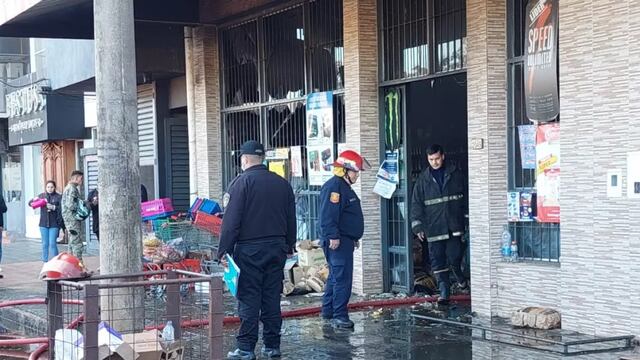 Posadas: incendio en un supermercado chino consumió parte del local.