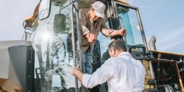 Wanda aumenta su parque vial: recibió una motoniveladora.
