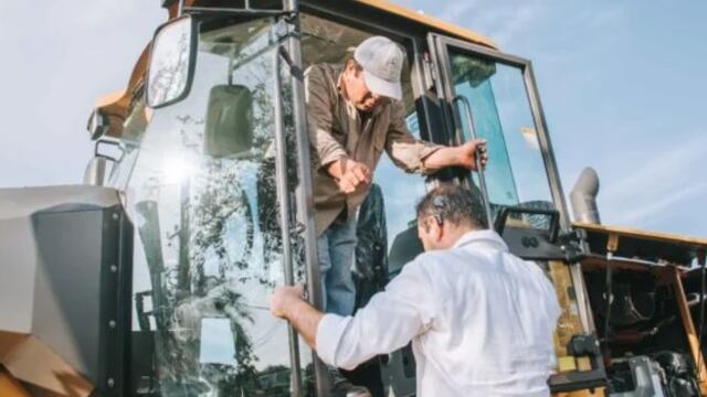 Wanda aumenta su parque vial: recibió una motoniveladora.