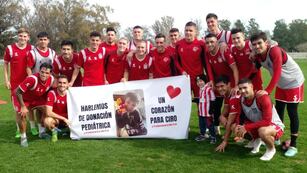 Ciro, el platense que necesita un trasplante, pudo conocer a los jugadores de Estudiantes.