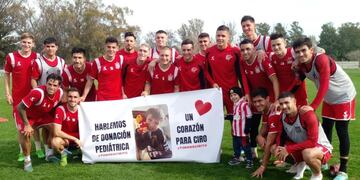 Ciro, el platense que necesita un trasplante, pudo conocer a los jugadores de Estudiantes.