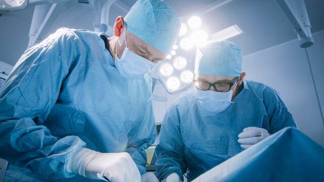 Los médicos operaron al bebé de 23 días