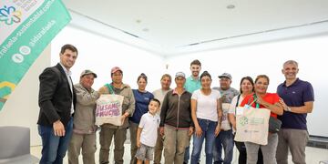 Viotti con integrantes de las cooperativas de recicladores urbanos que trabajan en el Complejo Ambiental