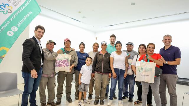 Viotti con integrantes de las cooperativas de recicladores urbanos que trabajan en el Complejo Ambiental