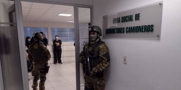 La Tropa de Operaciones Especiales (TOE) ingresó a primera hora al edificio de Bulevar Oroño 1085.