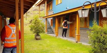 Personal del área de Atención al Vecino de la Municipalidad de Ushuaia recorrió el barrio Akawaia para recordar a los vecinos el día de retiro de residuos voluminosos.