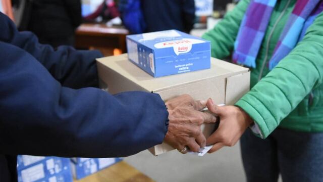 Entrega de ayuda alimentaria en Rafaela