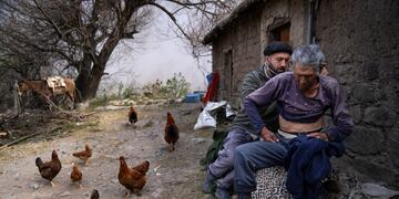 Isaac Santos es examinado durante una visita domiciliaria del doctor Fusaro a la comunidad rural de Pie de la Cuesta, en el mítico Cerro Chañi de Jujuy.