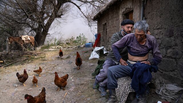 Isaac Santos es examinado durante una visita domiciliaria del doctor Fusaro a la comunidad rural de Pie de la Cuesta, en el mítico Cerro Chañi de Jujuy.