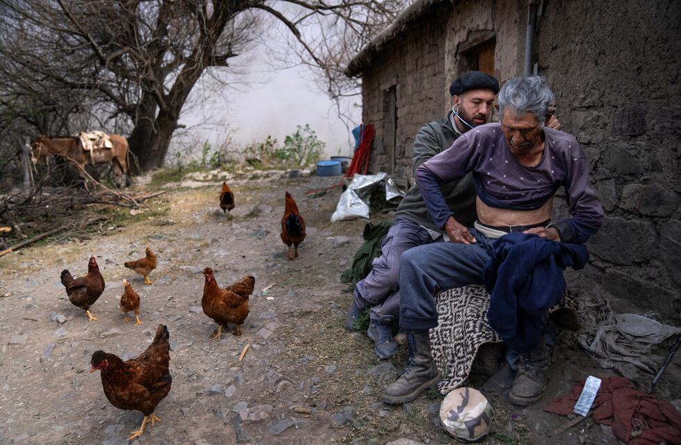 Médico rural viaja en mula para visitar a pacientes remotos en las montañas de Jujuy