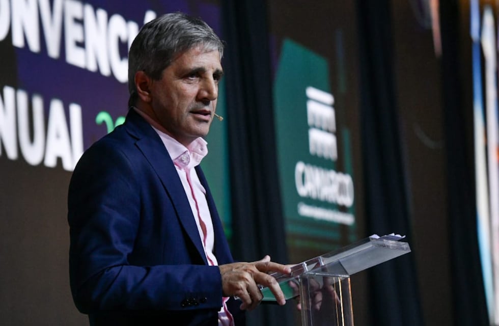 Tras la sanción de las leyes, se espera que Caputo defina la baja del Impuesto PAIS