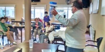 Suman adultos mayores para mediciones climáticas.