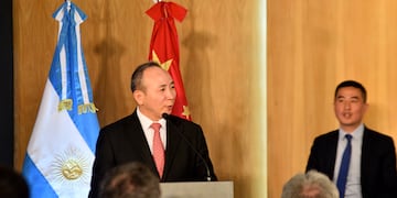 Wei Wang, embajador de la República Popular de China en Argentina, junto al gobernador Martín Llaryora. (Pedro Castillo / La Voz)
