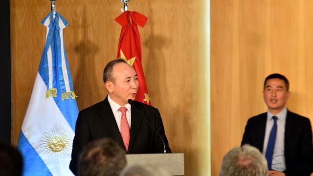 Wei Wang, embajador de la República Popular de China en Argentina, junto al gobernador Martín Llaryora. (Pedro Castillo / La Voz)