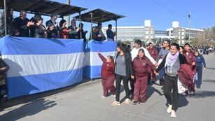 Numerosas instituciones civiles del sector sur de la ciudad se sumaron al desfile conmemorativo del 10 de Junio en la capital jujeña este lunes.