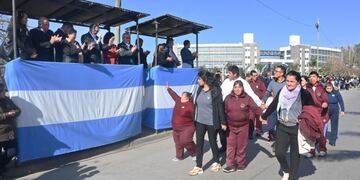 Numerosas instituciones civiles del sector sur de la ciudad se sumaron al desfile conmemorativo del 10 de Junio en la capital jujeña este lunes.