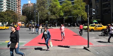 La novedad de la "alfombra roja" en Córdoba sobre las sendas peatonales. (Pedro Castillo)