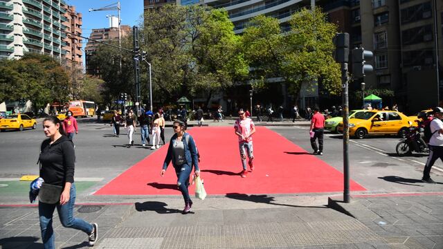 La novedad de la "alfombra roja" en Córdoba sobre las sendas peatonales. (Pedro Castillo)