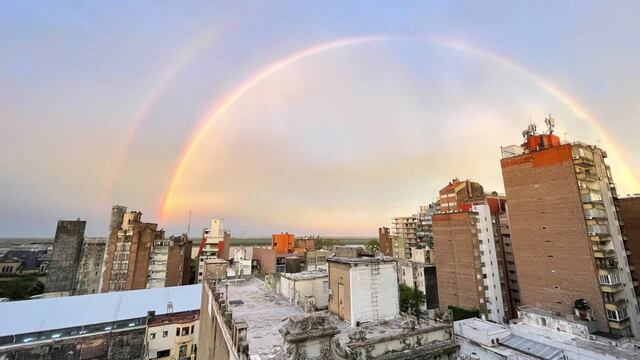 La tarde del domingo concluyó con una postal fabulosa en la costa del río Paraná. (@fabianscabuzzo)