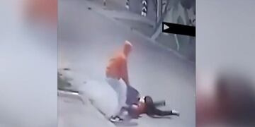 Una de las imágenes captadas por las cámaras de seguridad, donde el delincuente arrastra a su víctima. (Captura de video).