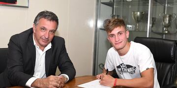 Martín Luciano firmó su primer contrato profesional con Newell's