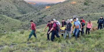 Foto del rescate del parapentista accidentado y los rescatistas en Potrero de los Funes.
