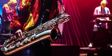 El trío une el jazz, funk y rock con un sonido a base de vientos y batería.