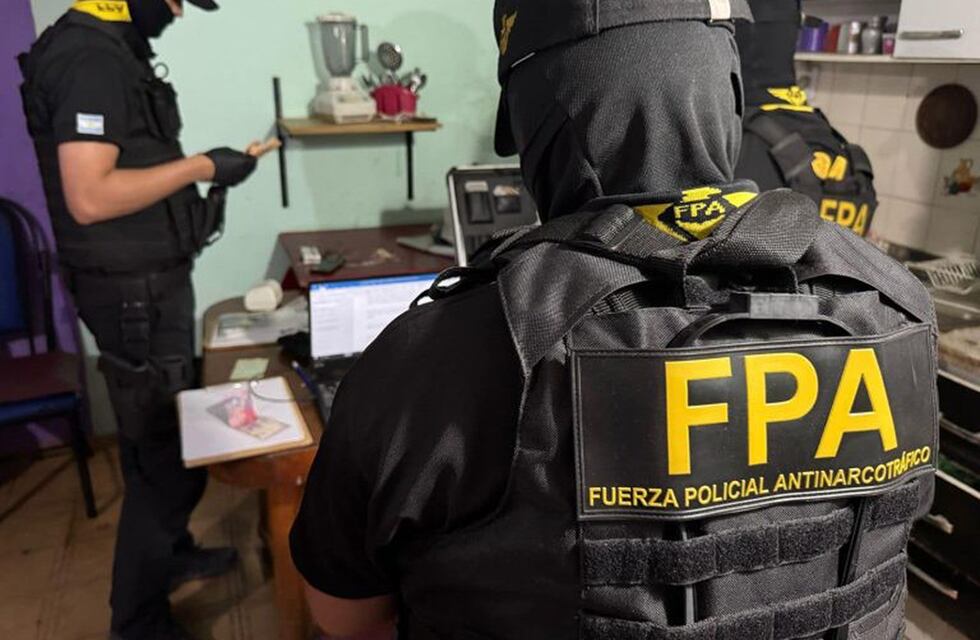 Detuvieron a una pareja por venta de drogas en Cosquín y cerraron un punto de comercialización