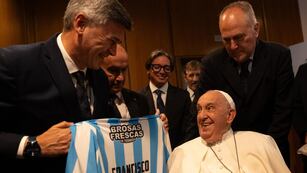 Daniel Passerini, intendente de Córdoba, le obsequió a Francisco las camisetas de los cuatro grandes clubes de la ciudad.