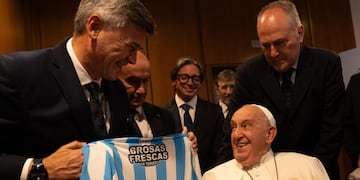 Daniel Passerini, intendente de Córdoba, le obsequió a Francisco las camisetas de los cuatro grandes clubes de la ciudad.