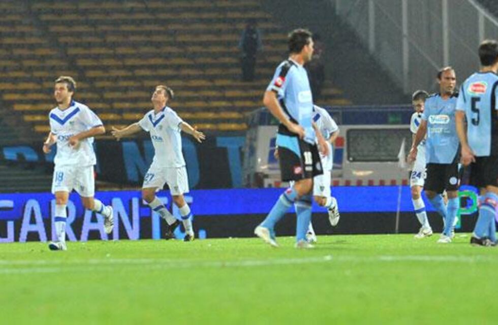 Allanaron Vélez por una fiesta clandestina, pero no clausuraron la cancha