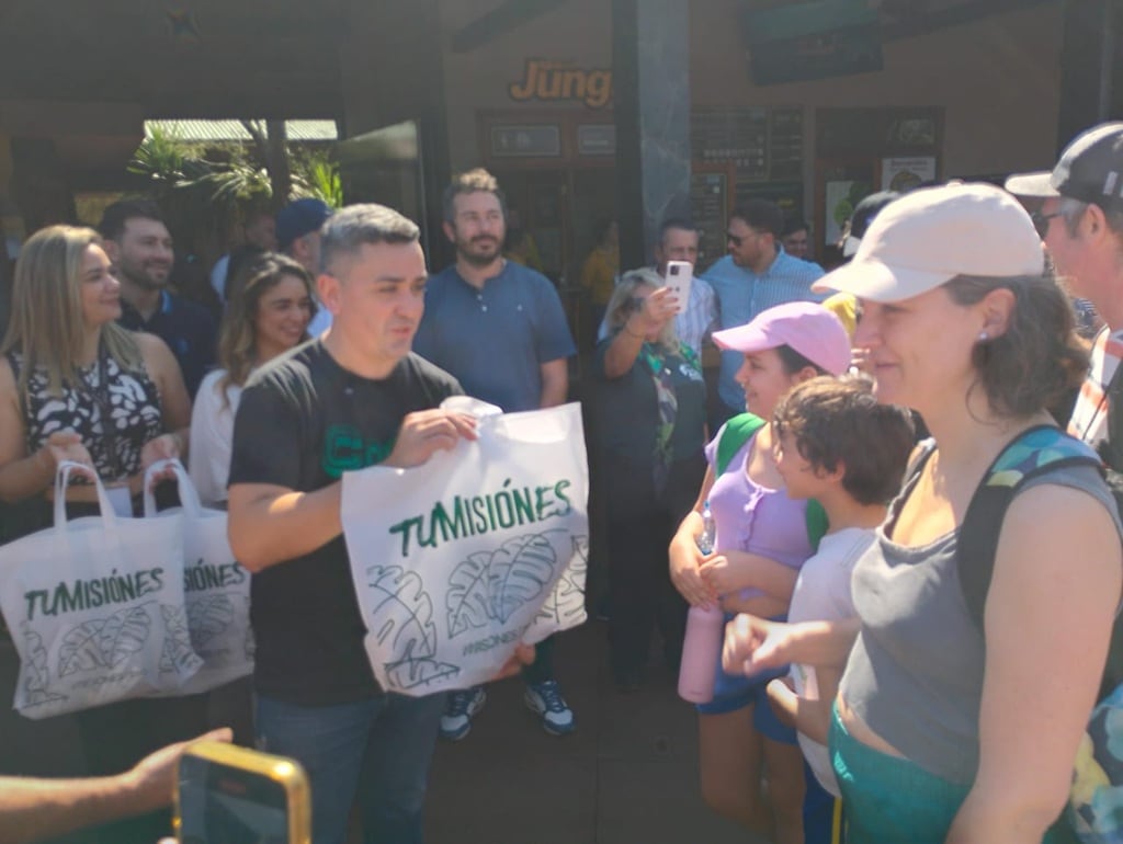 Familia porteña es “el turista un millón” en Cataratas y afianza el récord del destino misionero.