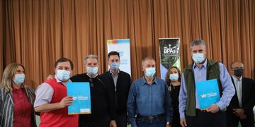 En la ceremonia estuvieron presentes el vicegobernador, Manuel Calvo; los ministros de Agricultura, Sergio Busso; de Servicios Públicos, Fabián López y de Promoción del Empleo, Laura Jure; además de la viceintendenta local, Valeria Carola Gandino; el intendente de San Francisco; legisladores departamentales y autoridades provinciales.