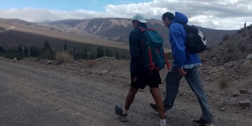 Peregrinos en la ruta 307, altura Tafí del Valle.