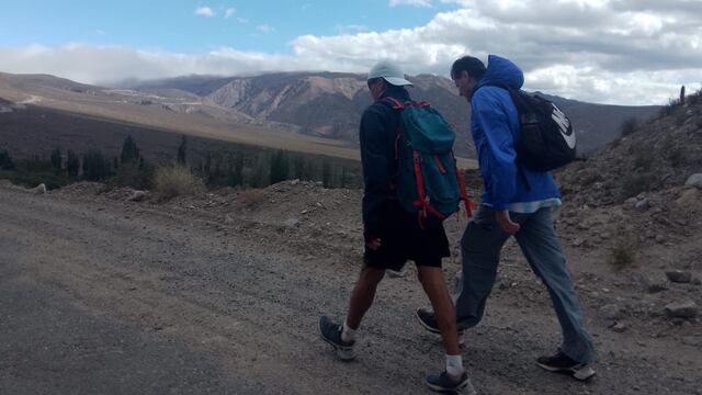 Peregrinos en la ruta 307, altura Tafí del Valle.