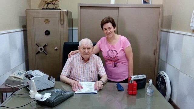 En Coronel Moldes, un empresario transfiere su firma a su empleada de más de 40 años de trayectoria (foto, LV16).