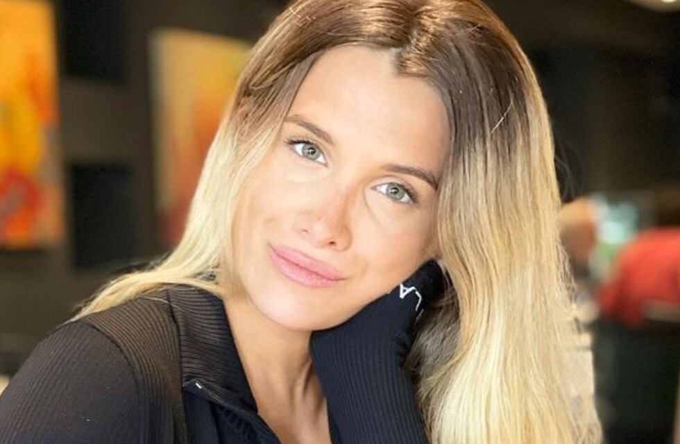 Camila Homs cautivó con un look total white y un top que casi deja ver de más