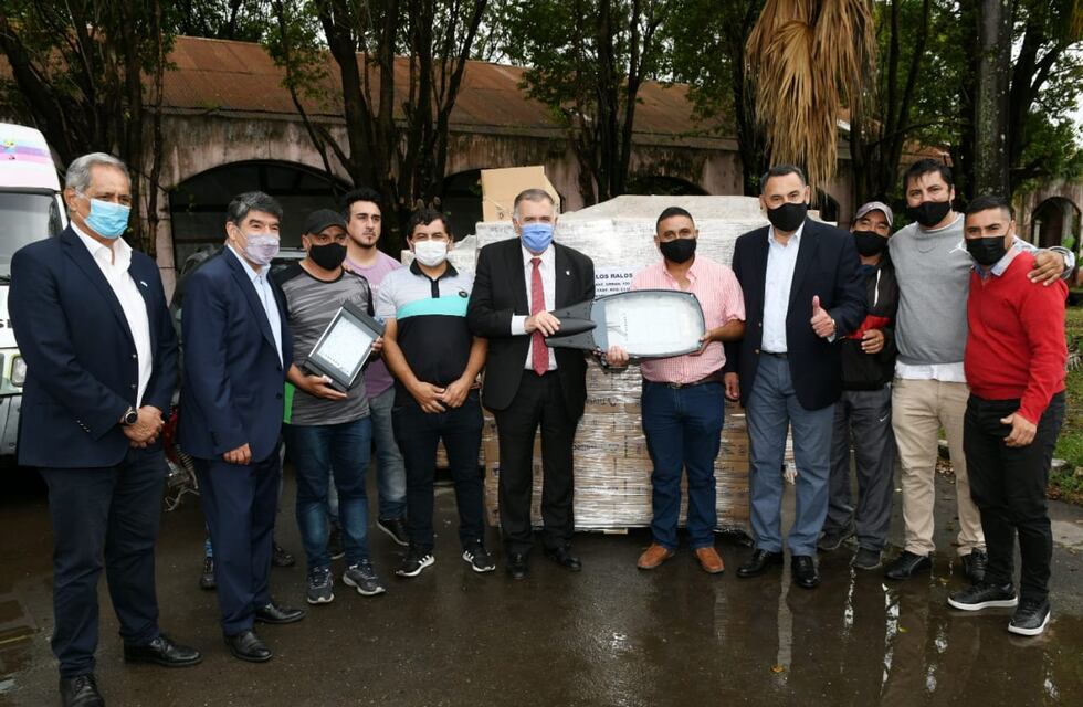 Obra pública: Jaldo participó de la entrega de luminarias led para 21 comunas rurales