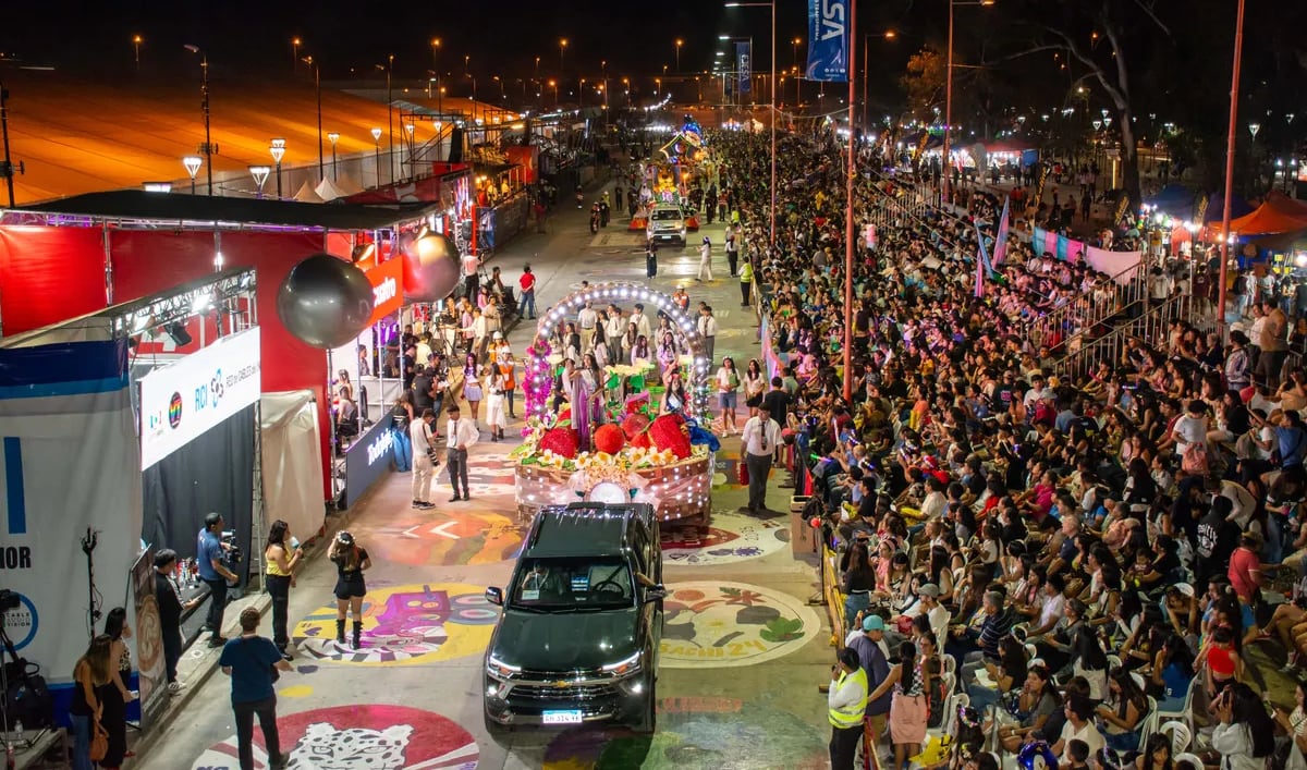 Verdaderas multitudes asisten a los desfiles de las carrozas estudiantiles en el circuito de la Ciudad Cultural, en San Salvador de Jujuy.